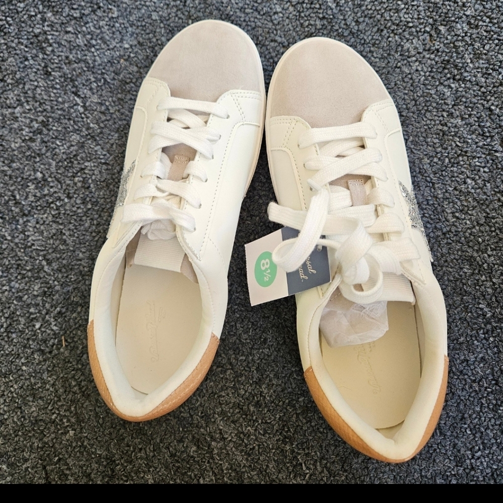Universal thread size 8.5 brand new sneakers